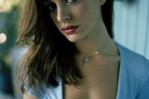 Anne Hathaway bra size 34B