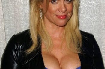 Chase Masterson Bra Size is 34D