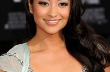 Shay Mitchell Measurements are 34-24-34