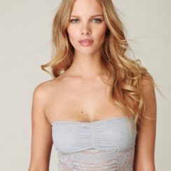 Marloes Horst Measurements are 33.5-24.5-33.5